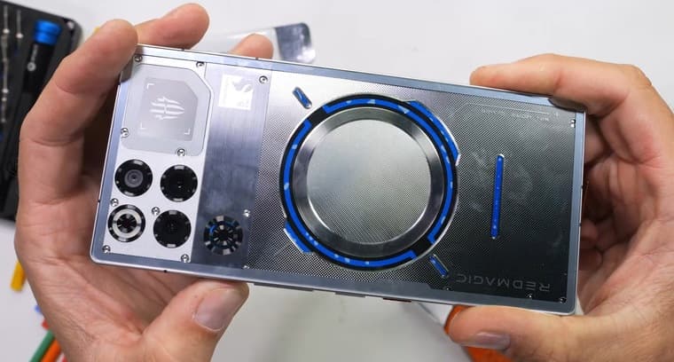 Первый в мире смартфон с жидкостным охлаждением прошел экстремальные испытания JerryRigEverything