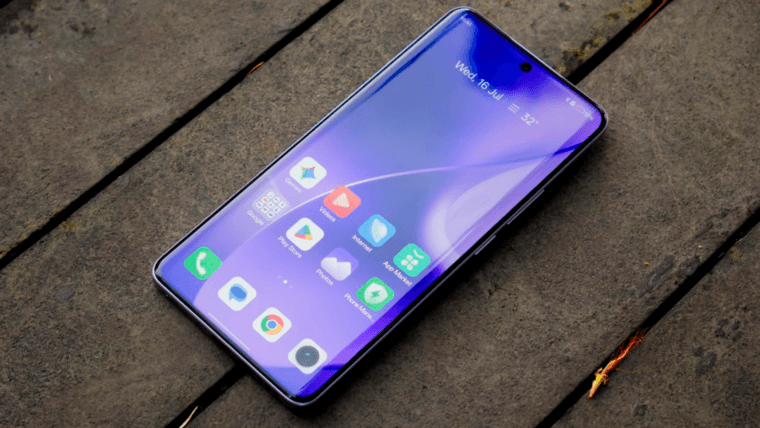 Mobiltelefon показал на фото смартфон realme с батареей 10 001 мА*ч — «скоро в России»