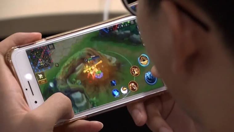 Японский город ограничил досуговое использование смартфонов двумя часами в день