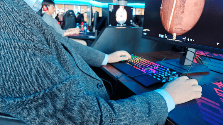 Блогерша JustCherry показала, во что играют в первом северокорейском компьютерном клубе