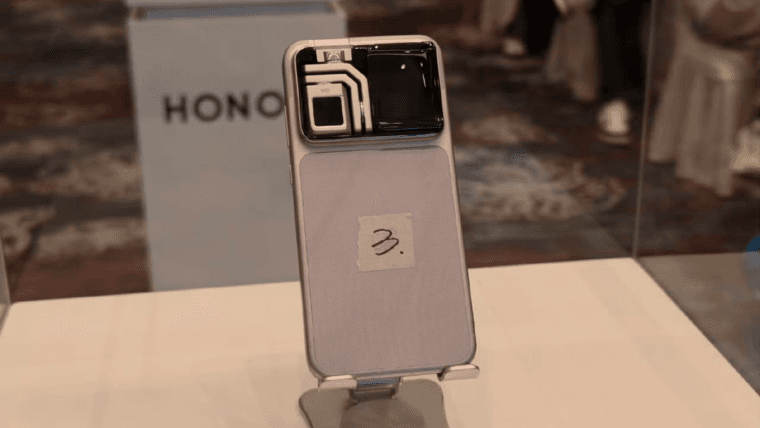 HONOR вживую показала уникальный смартфон Robot Phone с выдвижной камерой