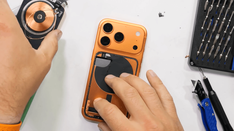 JerryRigEverything показал iPhone 17 Pro изнутри — испарительная камера и легкая замена батареи
