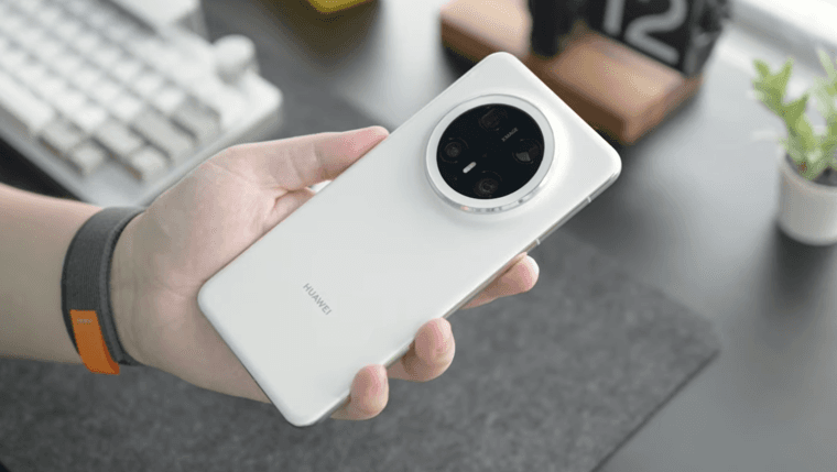 Один из смартфонов HUAWEI Mate 80 показали на «живом» фото — Gizmochina