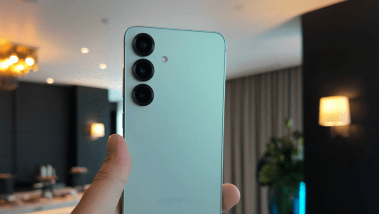 Samsung Galaxy S26 выйдут с 12-Мп фронтальной камерой, как у трех предыдущих поколений