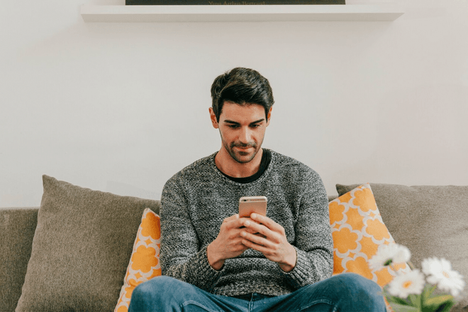 Использование смартфона связано с чувствительностью к социальной изоляции