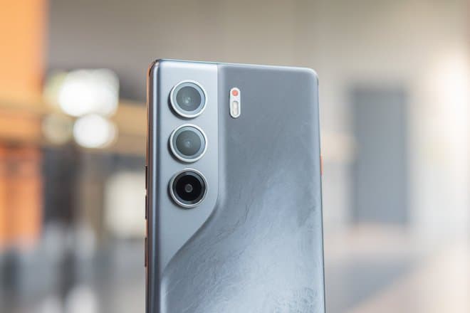 Смартфон Tecno выпал из гоночного автомобиля и продолжил работать