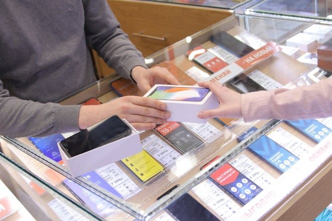 Россиян предупредили о продающихся с подменными деталями iPhone