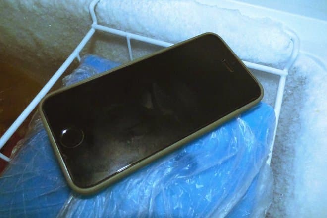 Зачем кладут смартфоны в холодильник: народные советы