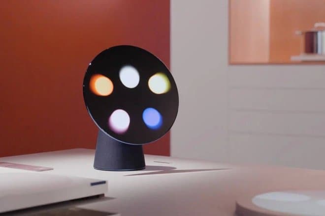 Samsung представила Project Luna — настольного робота-лампу с вращающимся экраном