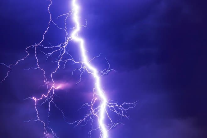Эксперт: смартфоны могут взрываться во время грозы