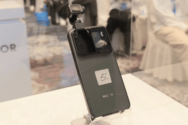 Honor вживую показала смартфон с робокамерой Robot Phone (видео)