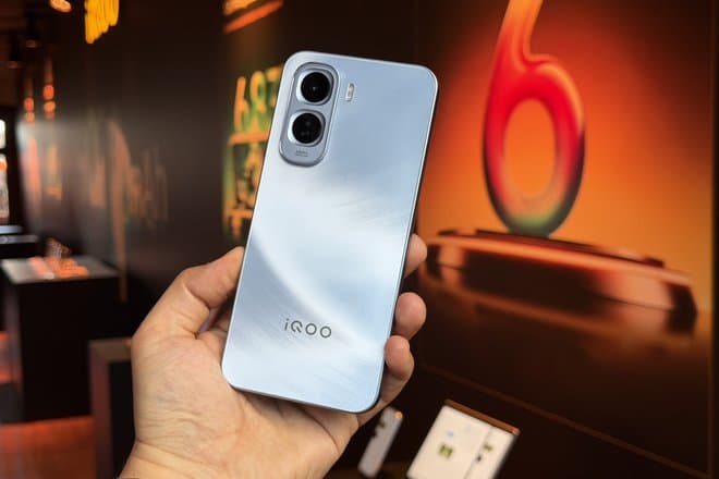 В России представлен iQOO Z11 — первый субфлагман бренда с батареей 9020 мАч