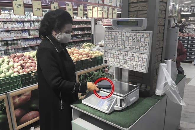 Зачем покупатели в магазинах кладут на весы смартфон
