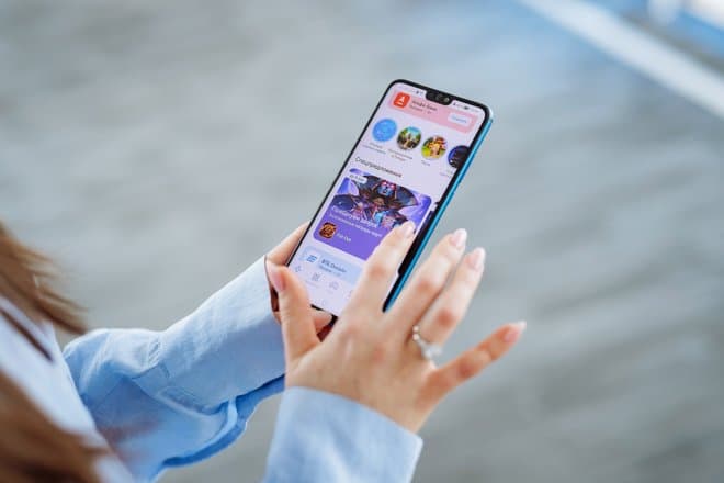 Почему россияне стали дольше сидеть в телефоне: ответ эксперта