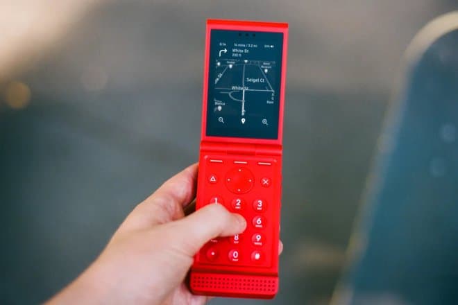 Создатель легендарной Motorola Razr представил «тупую» раскладушку