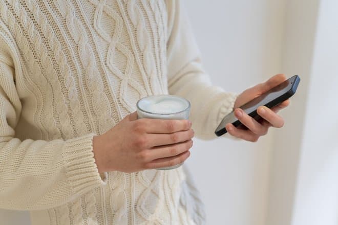 Прием пищи с телефоном в руке не заставляет переедать, выяснили ученые