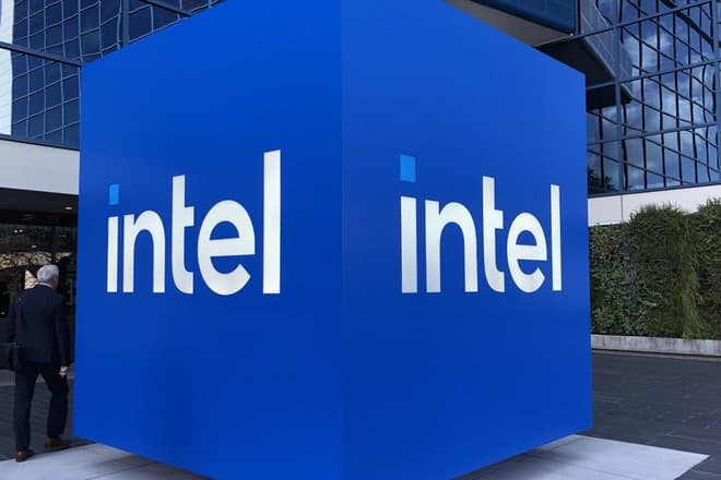 Intel бросает обычных пользователей и переходит на чипы для дата-центров: что это значит