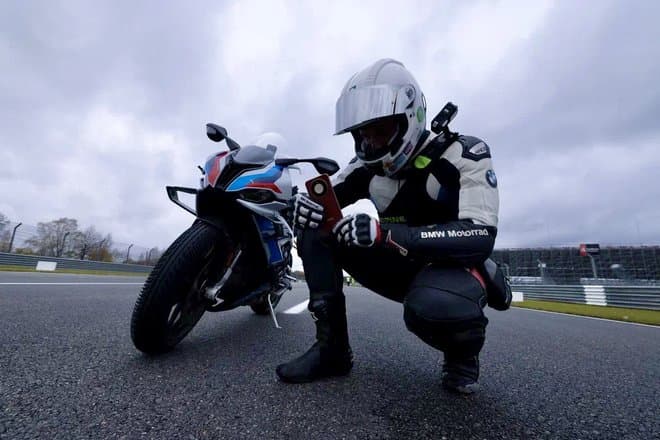 Гонщик MotoGP проверил прочность неубиваемого Honor X9d на скорости 200 км/ч (видео)