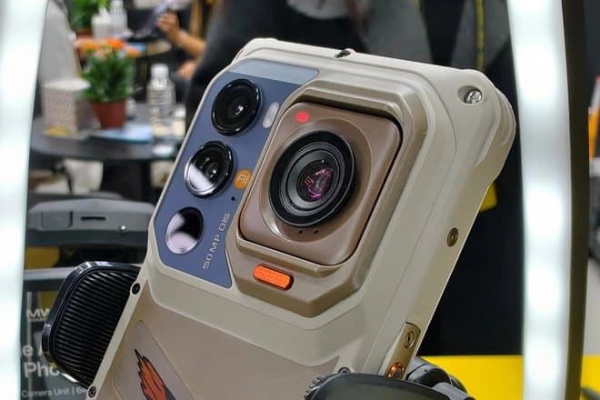 В России дебютирует первый смартфон со съемной экшн-камерой