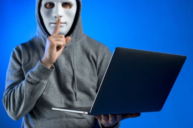 Китайские чиновники прогуливали работу с помощью распечатанных масок: подробности