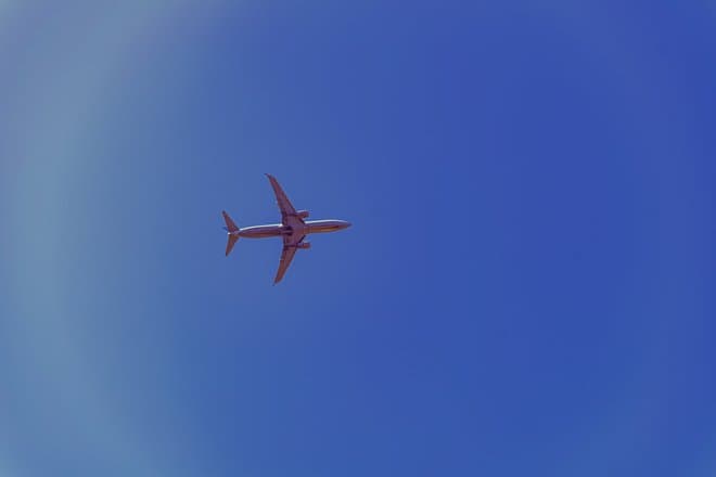 Самолет над Атлантикой срочно посадили из-за щели в полу: подробности