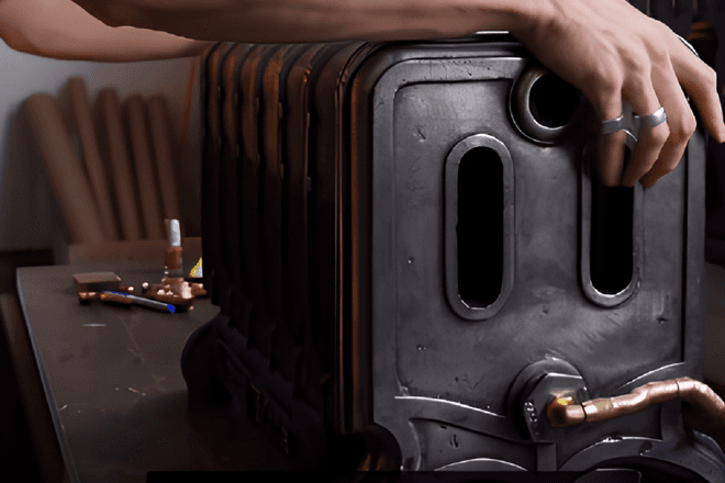 Энтузиаст собрал ПК внутри старинной батареи