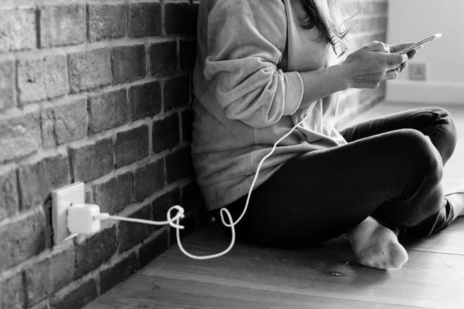 Apple оштрафовали за продажу iPhone без зарядки