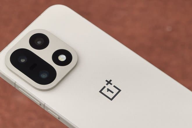 OnePlus 15 обошел флагманы Apple и Xiaomi в тесте автономности