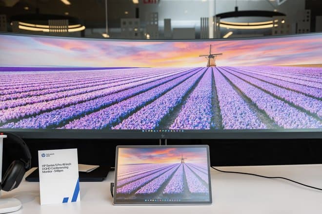 HP представила очень длинный монитор с выдвижной веб-камерой