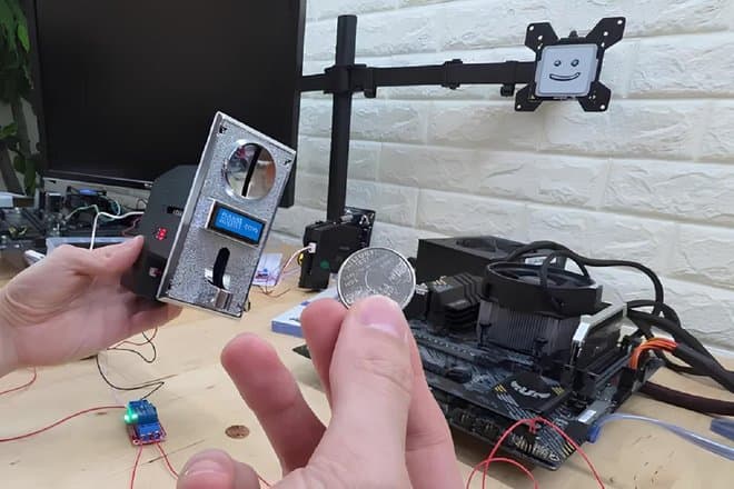 Блогер встроил в игровой компьютер монетоприемник: для чего