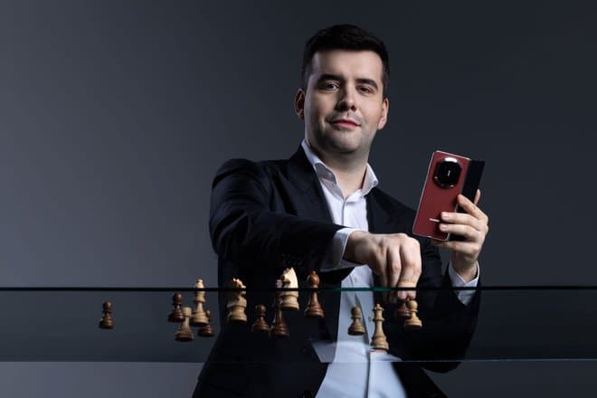 В Москве пройдет уникальный шахматный турнир на смартфонах Huawei Mate X7 с гроссмейстером Яном Непомнящим