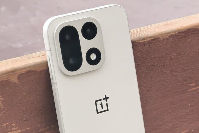 Названы лучшие и небольшие флагманские смартфоны