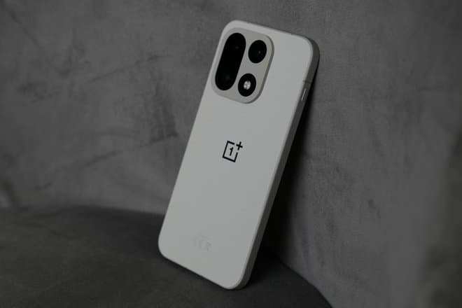 OnePlus 15 представили в России: доступный флагман с огромной батареей