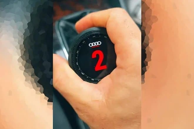 Энтузиаст превратил старые смарт часы в рычаг коробки передач своей Audi