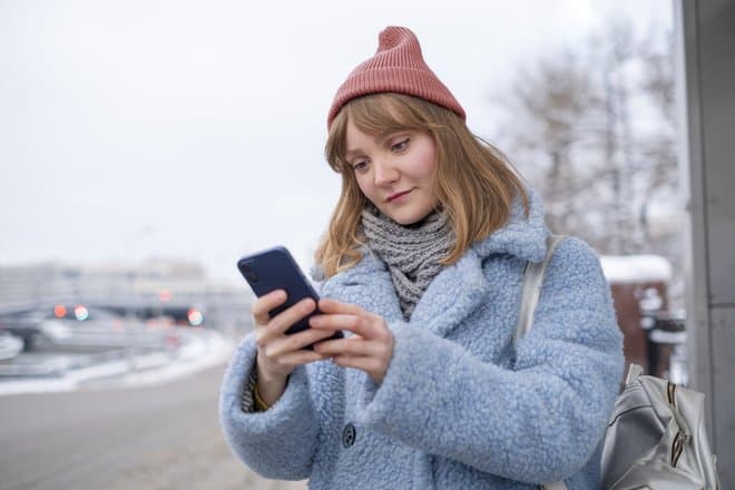 Оказалось, что россиянки более зависимы от смартфона, чем мужчины