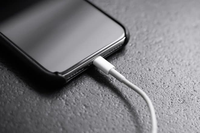 Можно ли заряжать смартфон до 100%: IT-эксперт опровергает самые популярные заблуждения