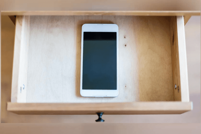 Хранить смартфон в шкафу опасно. И вот почему
