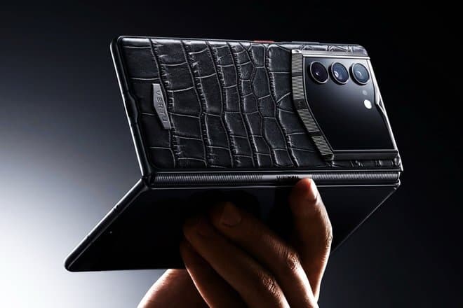 Vertu представила Alphafold — мегалюксовый складной смартфон