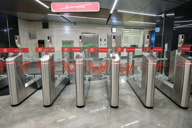 Адвокат рассказал, на что распространяются проверки смартфонов в метро