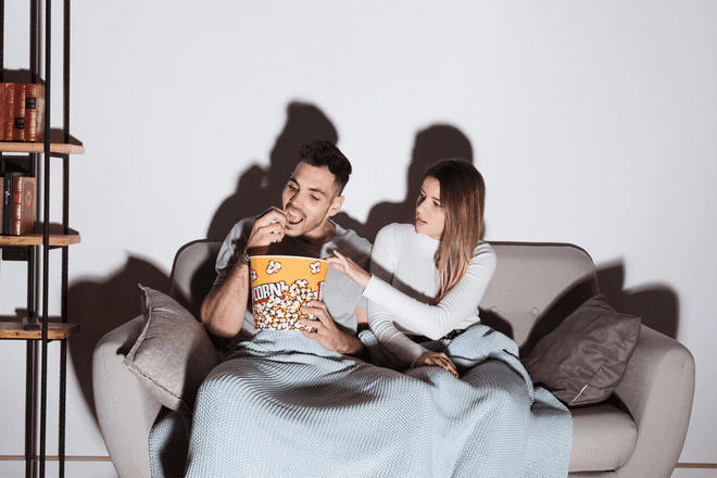 Врач призвал россиян не засыпать под телевизор