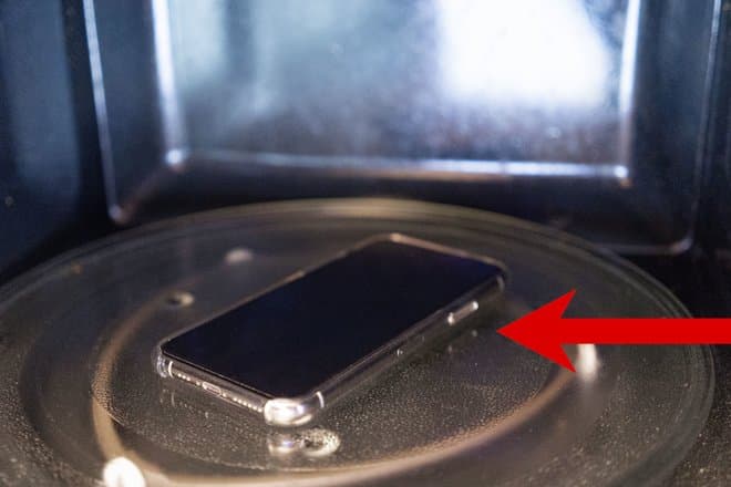 Зачем россияне кладут смартфон в микроволновку