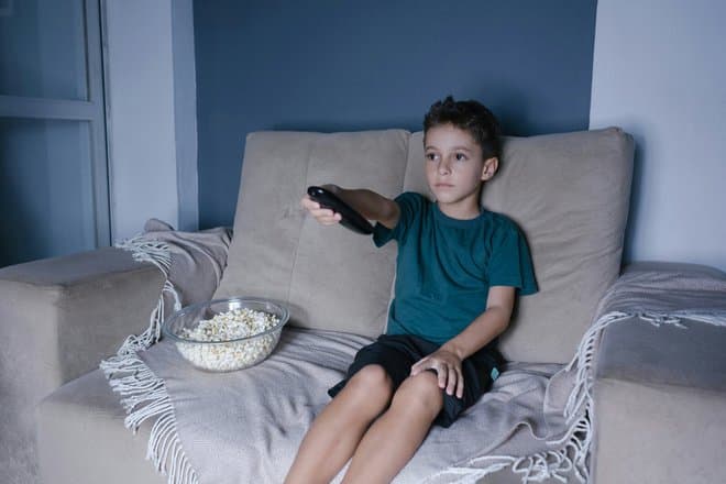 Телевизор и гаджеты буквально «ранят» детские сердца: выводы ученых