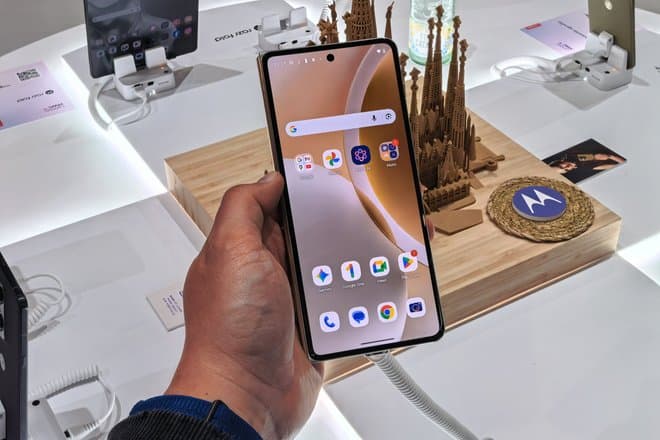 «Раскладушку» Motorola Razr Fold и флагман Motorola Signature показали на MWC 2026