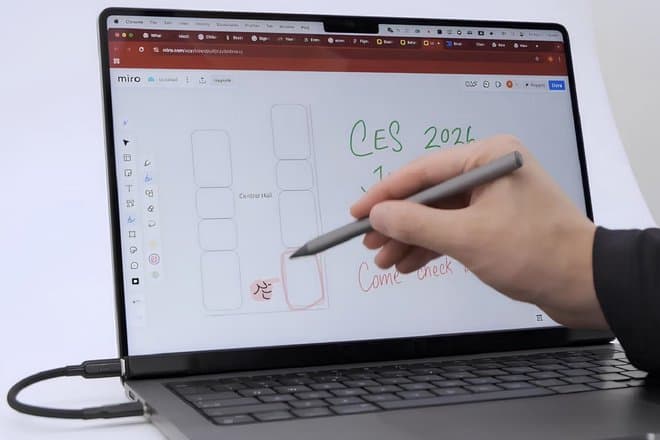 Новая накладка на MacBook превращает его экран в сенсорный дисплей