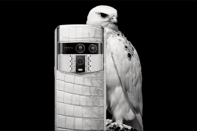 Vertu представила дорогущий смартфон Agent Q с «крыльями сокола»