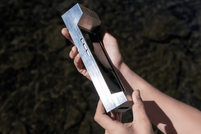 Дичь дня: в сети продают 3-килограммовый чехол для смартфона