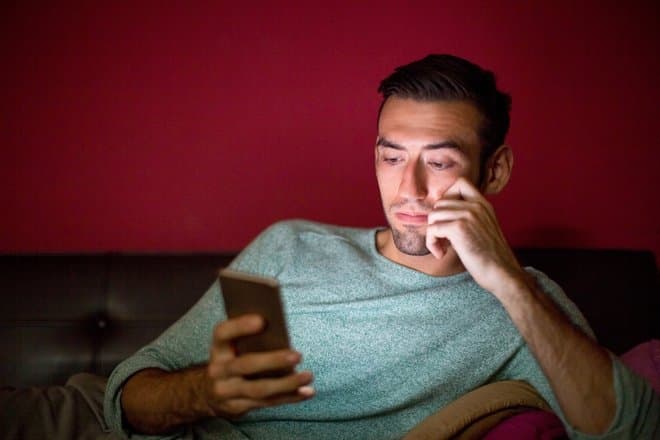 Скролл и контроль: как смартфоны управляют нашим вниманием