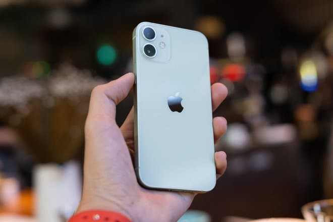 Провальный iPhone 12 mini оказался лучше всех актуальных смартфонов Apple