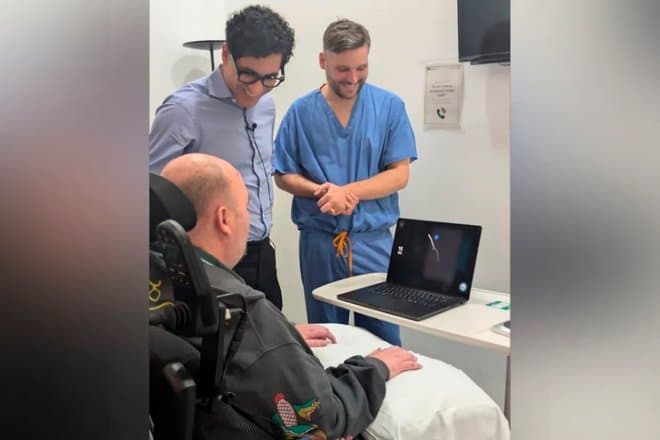 Парализованному британцу вживили в мозг чип и теперь он силой мысли играет в компьютер