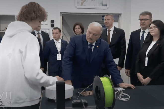 Лукашенко захотел в подарок первый белорусский робот-пылесос